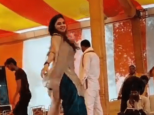 हरियाणवी डांसर के ठुमके देखने के लिए मंच पर पहुंचे भाजपा विधायक के समर्थक।