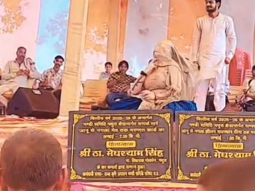 मंच के सामने ही शिलान्यस कार्यक्रम की पट्टिका रखी।