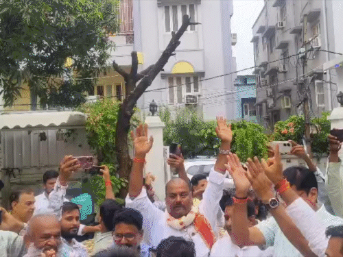 पाटणामध्ये जनसुराज कार्यालयाबाहेर कार्यकर्त्यांनी जल्लोष केला.