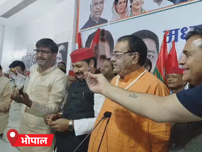 भोपाल में कांग्रेस-सपा नेताओं ने एक दूसरे को मेलोडी टॉफी खिलाकर बधाई दी। कांग्रेस कार्यकर्ताओं में जश्न का माहौल है। - Dainik Bhaskar