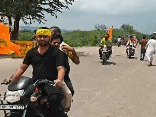 ब्रजमंडल जलाभिषेक यात्रा के दौरान कुछ युवक बाइक पर सवार होकर जय श्री राम के नारे भी लगाते दिखे।