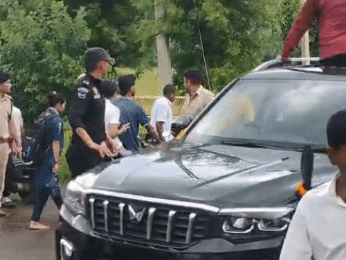 'हर हर महादेव' के नारे लगाकर गाड़ियों का काफिला निकलता हुआ। काफिले को देखते हुए पुलिस ने भी सुरक्षा टाइट रखी।