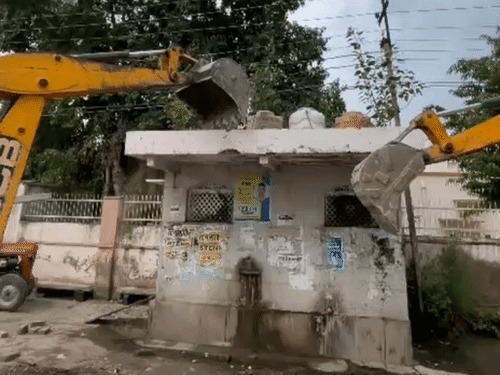 दो जेसीबी की मदद से एक निर्माण तोड़ा गया।