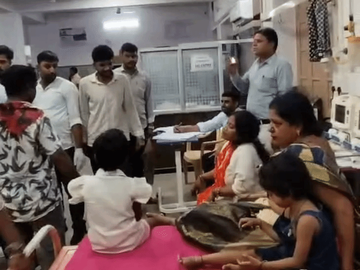 हादसे में ट्रैवलर सवार 15 लोग घायल हो गए। जिन्हें सुजानगढ़ के उप जिला अस्पताल में भर्ती कराया गया।