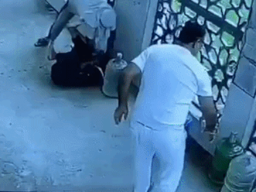 The attacker also ran after the school operator with a knife, causing him to retreat. After this, the accused continuously attacked the teacher's neck.