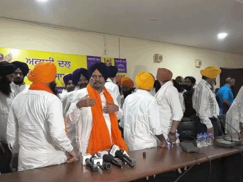 डॉ. दलबीर सिंह वेरका और एसजीपीसी सदस्य बिक्रमजीत सिंह कोटला ने समर्थकों सहित पार्टी की सदस्यता ग्रहण की।