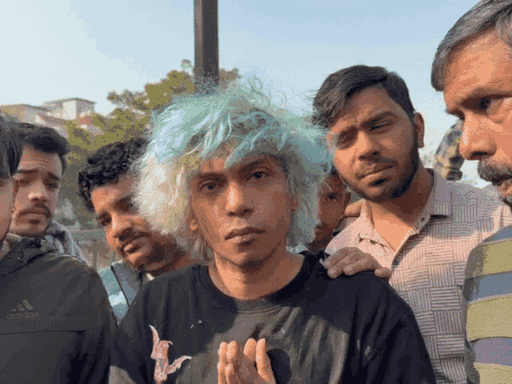 गौरक्षा प्रमुख के कार्यकर्ताओं के पीटने के बाद युवक ने हाथ जोड़कर उनसे माफी मांगी थी।