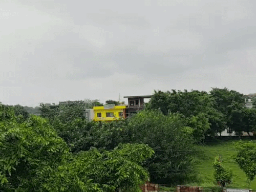 सुबह के समय आसमान में छाई घटा