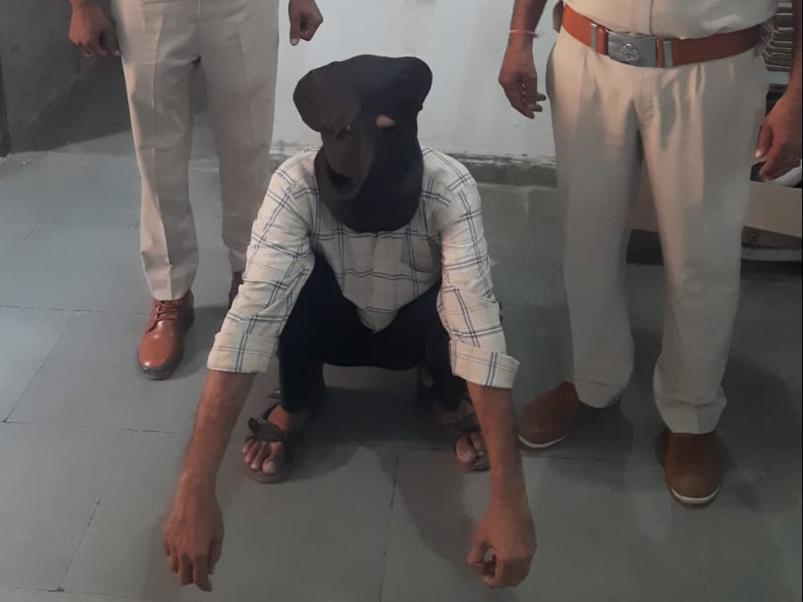 पुलिस की गिरफ्त में नशीले कैप्शूल का सप्लायर शंकर लाल। - Dainik Bhaskar