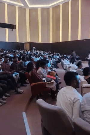 ऑडिटोरिय में बड़ी संख्या में बैठे अभ्यर्थी।