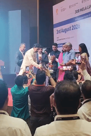 दीप प्रज्ज्वलित कर कार्यक्रम का औपचारिक शुभारंभ करते मंत्री अनिल राजभर।