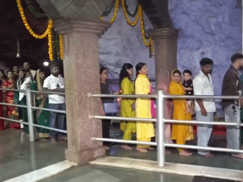 उत्तराखंड के देहरादून के टपकेश्वर महादेव मंदिर में सुबह 4 बजे से लंबी लाइन लगी है।