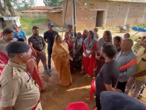 बातचीत के दौरान आरोपियों की गिरफ्तारी नहीं होने पर नाराजगी जताते हुए उन्होंने विवादित बयान दिया था।