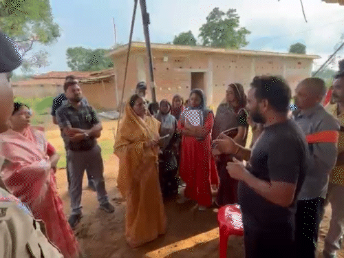 31 जुलाई को भाजपा विधायक शकुंतला पोर्ते पीड़ित परिवार से मिलने पहुंची थीं।
