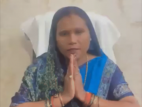 वीडियो वायरल होने के बाद भाजपा विधायक ने हाथ जोड़कर मांफी मांगी।