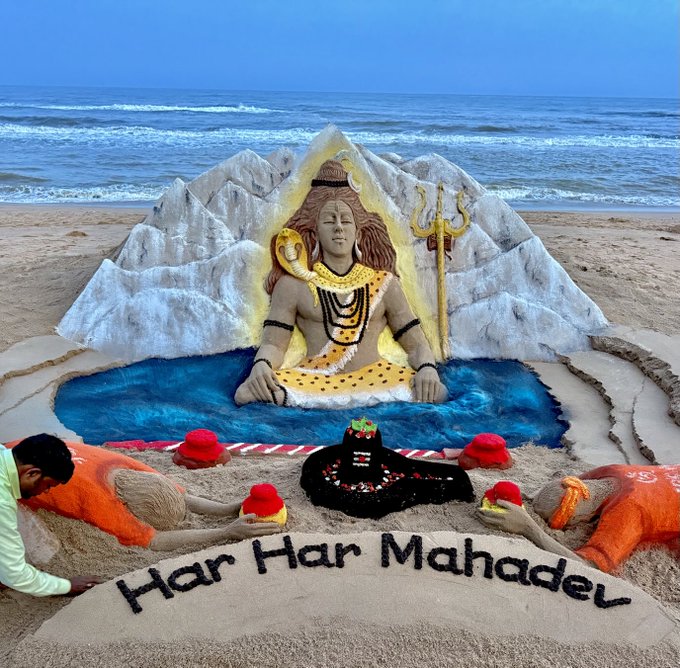 ओडिशा के सैंड आर्टिस्ट सुदर्शन पटनायक ने पुरी बीच पर भगवान शिव की रेत से आकृति बनाई है।