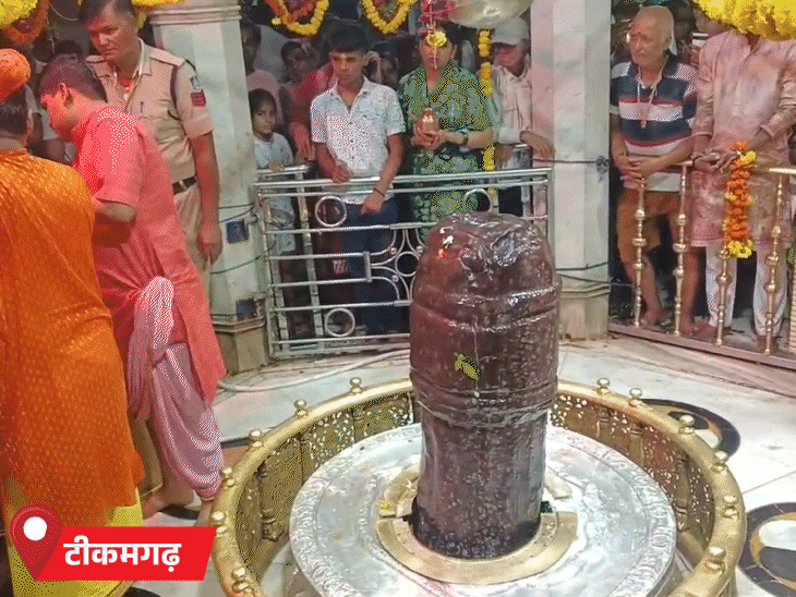 ब्रह्म मुहूर्त में भक्तों ने भगवान भोलेनाथ के दर्शन कर जलाभिषेक किया।