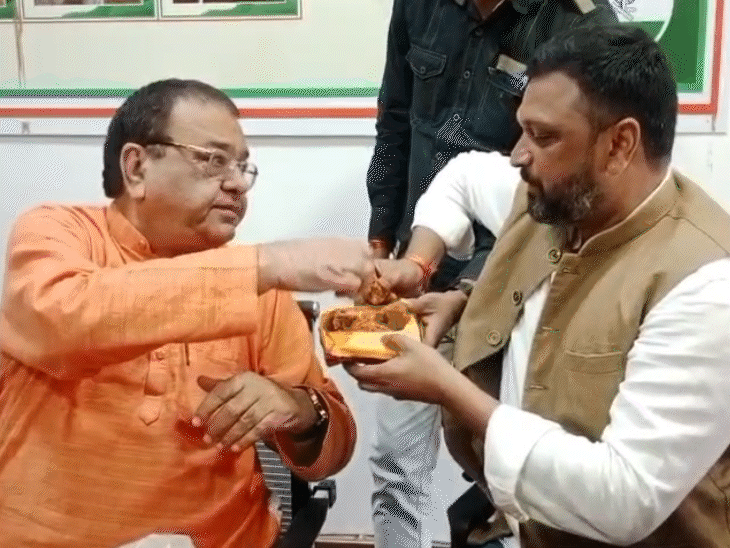 रुझानों में जीत मिलती देख कांग्रेस के प्रदेश दफ्तर में नेता एक-दूसरे को मिठाई खिला रहे हैं।