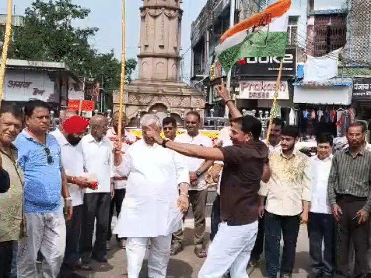 इटारसी में कांग्रेस कार्यकर्ताओं ने रैली निकालकर जश्न मनाया।