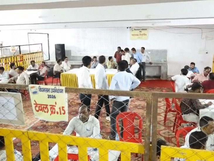 दतिया पॉलिटेक्निक कॉलेज में काउंटिंग के लिए 21 टेबल लगाई गई हैं।