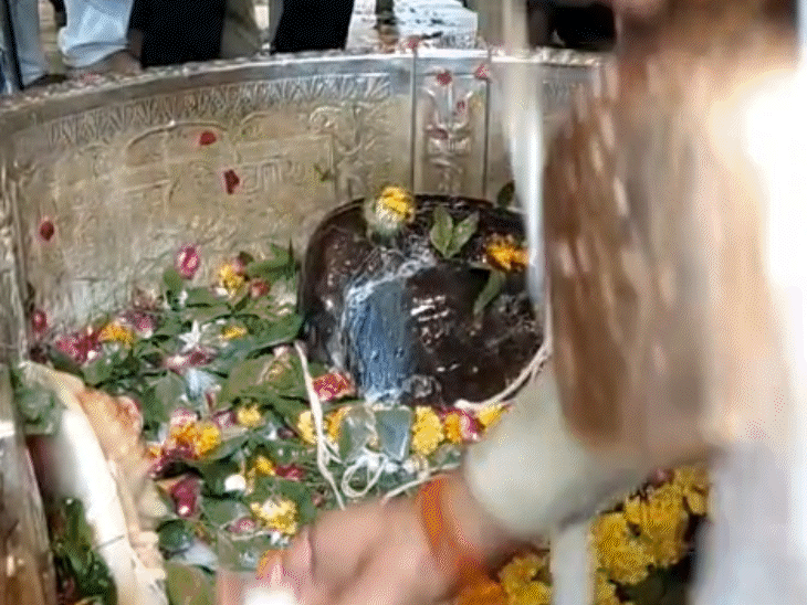 Devotees anointing the Lord with Panchamrit, including milk and curd