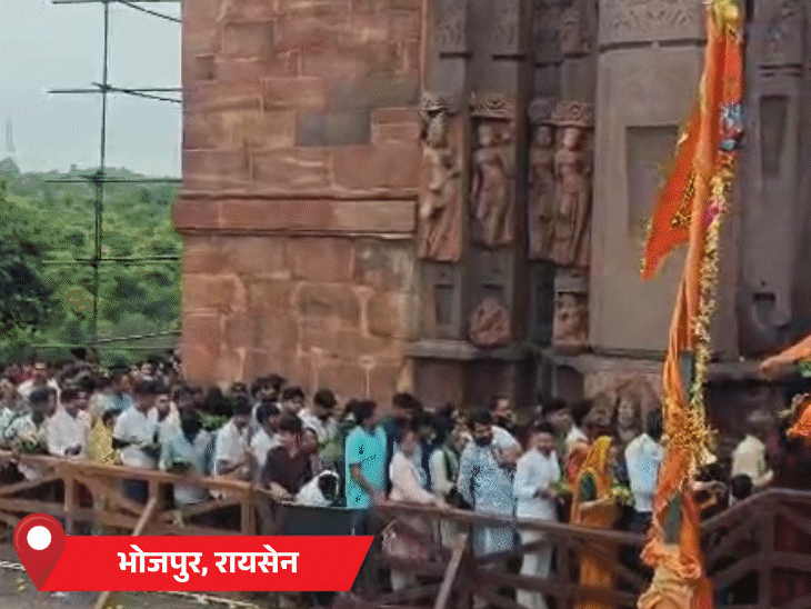 भगवान शिव के विशाल शिवलिंग का विशेष फूलों से श्रृंगार किया गया।