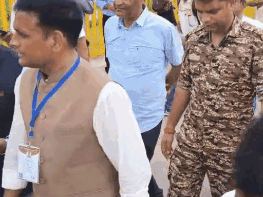 सोमवार को उपचुनाव में हार के बाद काउंटिंग स्थल से लौटते आशुतोष तिवारी।