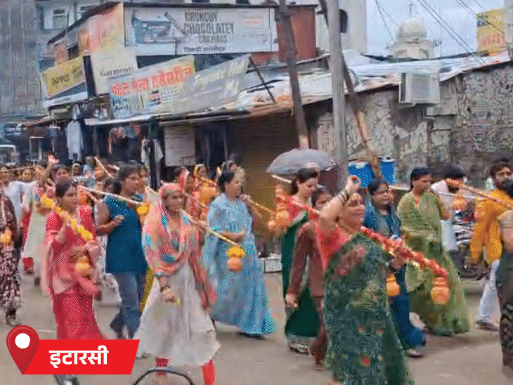 कांवड़ यात्रा मां नर्मदा घाट, नर्मदापुरम से प्रारंभ होकर बालाजी मंदिर पहुंची।