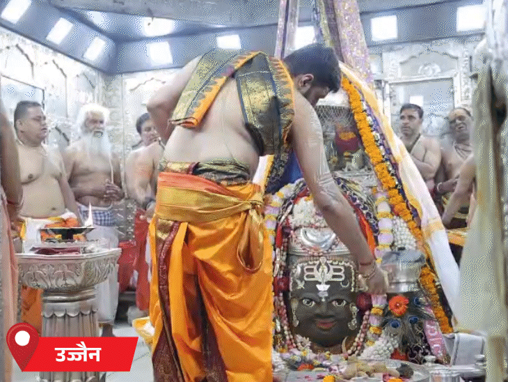 भगवान महाकाल की आरती और दर्शन के लिए जुटे श्रद्धालुओं की भीड़।