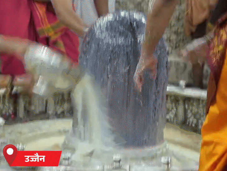दूध-दही, घी-शक्कर, शहद और फलों के रस से बने पंचामृत से अभिषेक।