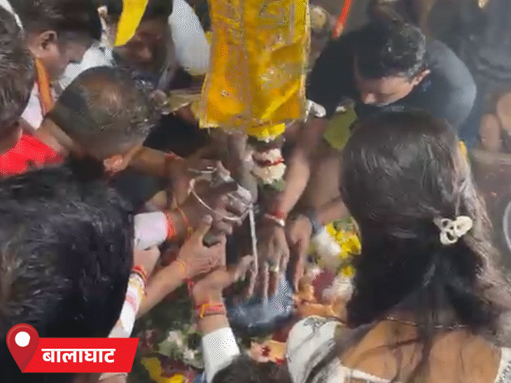 प्रसिद्ध कोटेश्वर धाम में सावन के पहले सोमवार पर श्रद्धालुओं की भारी भीड़ उमड़ी।
