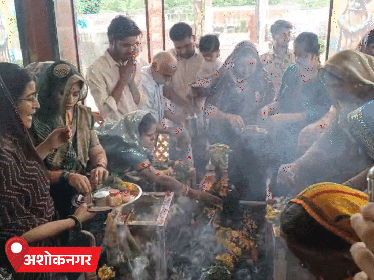 युगल सरकार मंदिर में दर्शन-पूजन के लिए सुबह से ही बड़ी संख्या में भक्त पहुंच रहे हैं।