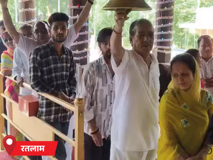 बाबा भोलेनाथ के दर्शन के लिए श्रद्धालुओं की लंबी कतारें लगी हैं।
