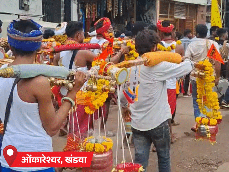 कांवड़िए नर्मदा जल लेकर बाबा ओंकारेश्वर और ममलेश्वर के जलाभिषेक के लिए बढ़ रहे।