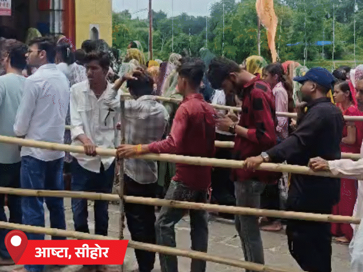 पार्वती नदी किनारे स्थित प्राचीन शंकर मंदिर में लगी श्रद्धालुओं की कतारें।