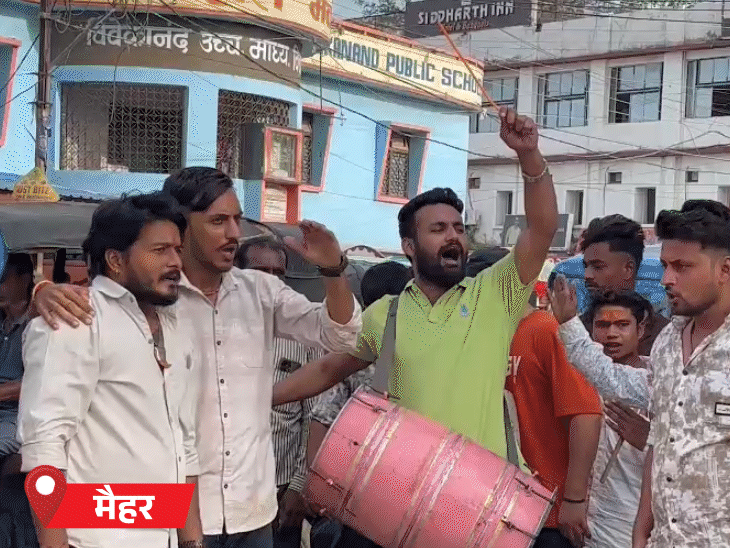 कांग्रेस कार्यकर्ताओं ने दतिया उपचुनाव में जीत के बाद जश्न मनाया।