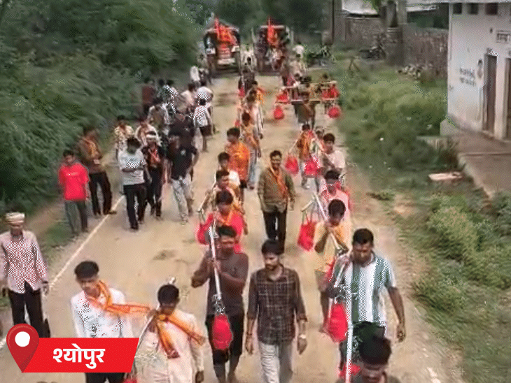 कांवड़िए सोईकला के मुख्य बाजार स्थित पिपलेश्वर महादेव मंदिर पहुंचे।