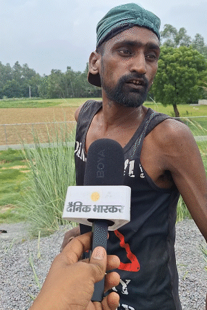 मजदूर ने बताया- कई जगह पर सड़क दब रही है, आप चलेंगे तो जमीन हिलती हुई महसूस होगी।