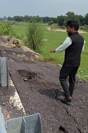 सड़क की कटान रोकने के लिए जो मजबूत शोल्डर बनाए गए थे, वह भी दरक चुके हैं।