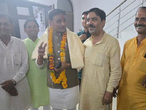 कांग्रेस से टिकट नहीं मिलने के बाद अवधेश नायक नाराज थे, तब भाजपा प्रत्याशी आशुतोष उनसे मिलने पहुंचे थे। हालांकि, नायक ने कांग्रेस के लिए प्रचार किया था।