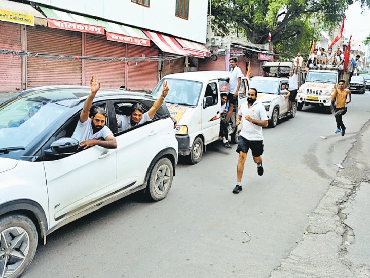 हर 200 मीटर पर कांवड़िया बदलता रहा, लेकिन पुष्करराज के पवित्र जल से भरी कांवड़ एक पल भी नहीं रुकी।