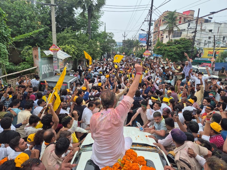 चुनाव जीतने के बाद अपने समर्थकों के साथ प्रशांत किशोर।
