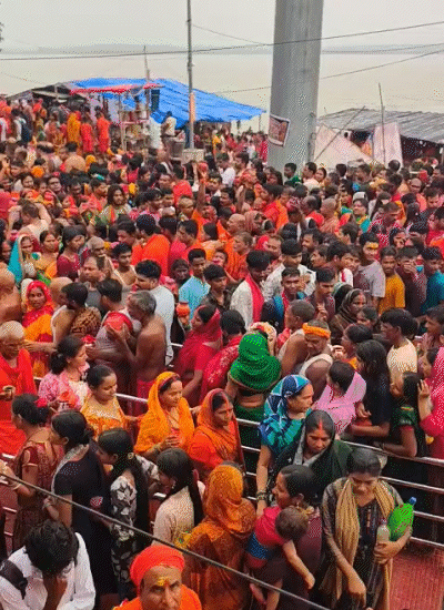 सावन की पहली सोमवारी पर सुल्तानगंज स्थित अजगैबीनाथ धाम मंदिर में बड़ी संख्या में भक्त पहुंचे हैं।