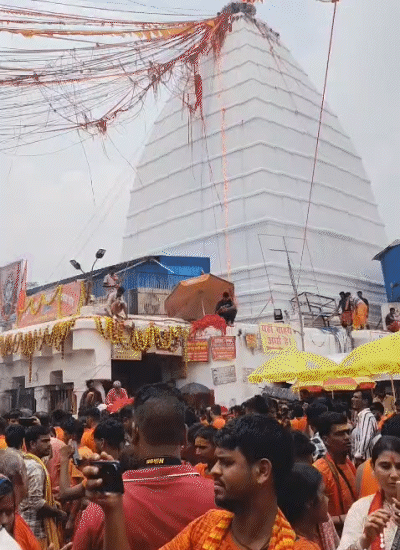 झारखंड के देवघर में पहली सोमवारी को बड़ी संख्या में भक्त जलाभिषेक करने पहुंचे हैं।