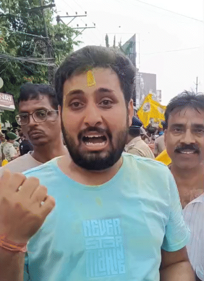 निकाल पाहून जनसुराजचा कार्यकर्ता रडू लागला. तो म्हणाला की, 'आशा पक्की होती, पण विश्वासच बसत नाहीये.'