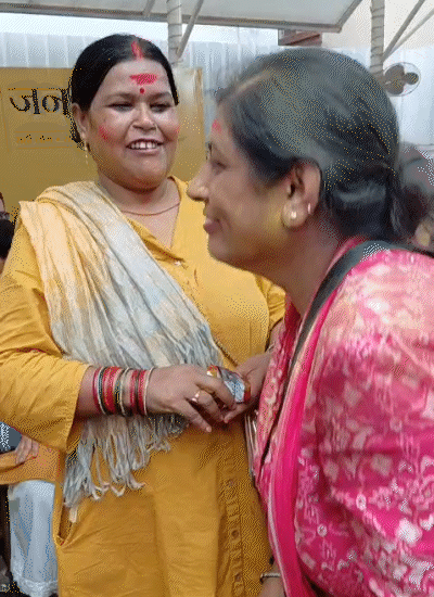जनसुराजच्या महिला कार्यकर्त्यांनी एकमेकींना रंग लावून होळी खेळली.