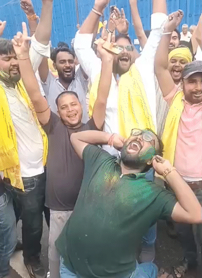 पंचायत वेब सिरीजच्या स्टाईलमध्ये जनसुराज नेत्यांनी डान्स करून जल्लोष केला.