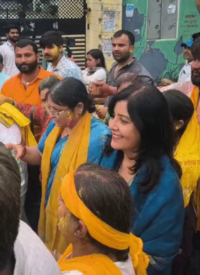 प्रशांत किशोर यांच्या पत्नी जान्हवी दास काउंटिंग सेंटरवर पोहोचल्या आणि मतदारांचे आभार मानले.