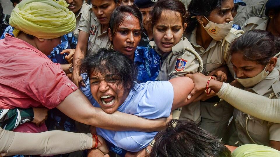 28 मई 2023 को नए संसद भवन की ओर मार्च के लिए बढ़ते पहलवान; साक्षी मलिक को पुलिस ने रास्ते में रोक लिया था।