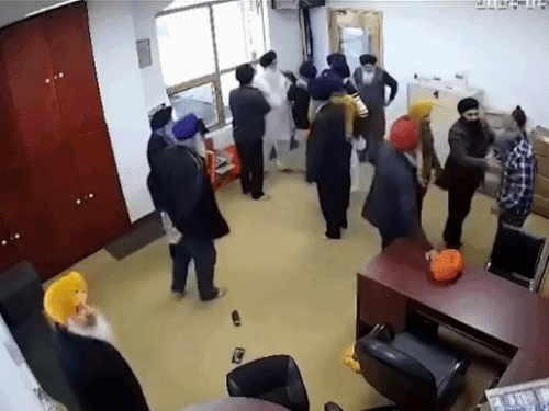 गुरुद्वारा प्रंबधक कमेटी के लोगों ने बीच बचाव किया और मेहर सिंह को पगड़ी दी।